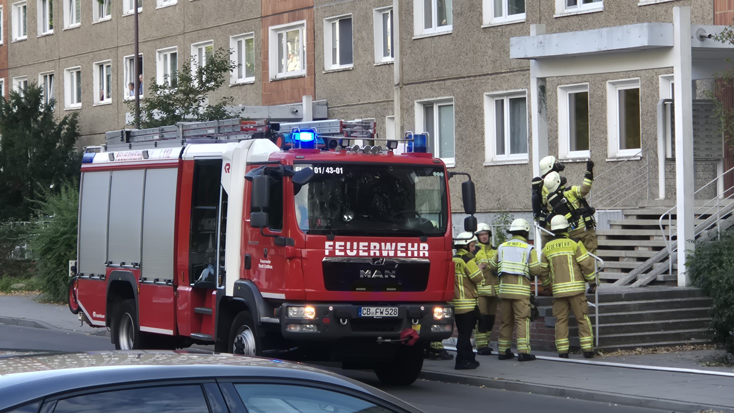 Brand_Sandow Das Foto zeigt die Feuerwehr im Einsatz vor einem Wohnhaus in Cottbus-Sandow. Quelle: Newsdesk Brandenburg Media