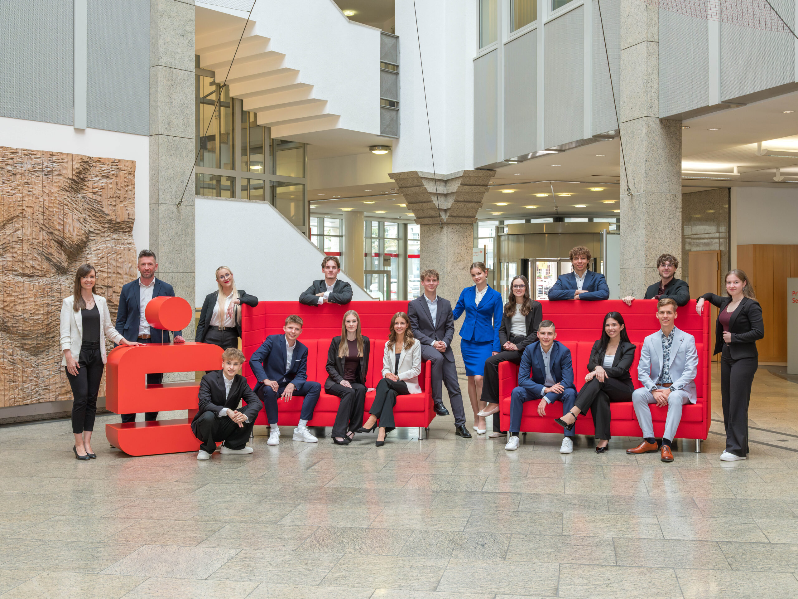 Foto_Ausbildungsstart bei der Sparkasse Spree-Neiße Das Foto zeigt 15 junge Azubis die ihre Ausbildung bei der Sparkasse Spree-Neiße starten.