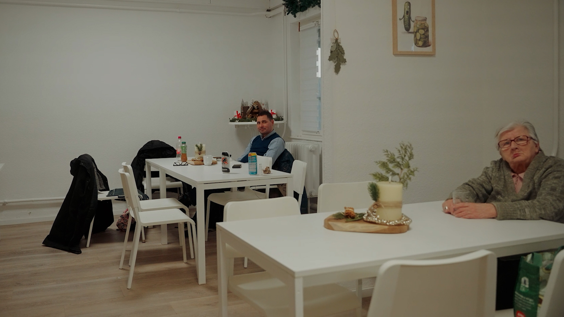 Stadtmission Das Foto zeigt das Café der Stadtmission Cottbus von innen mit zwei Menschen an den Tischen.