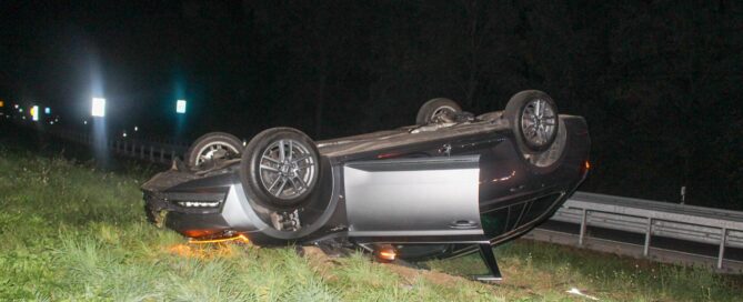 Verkehrsunfall auf der A15: Pkw überschlägt sich an Anschlussstelle Cottbus-West