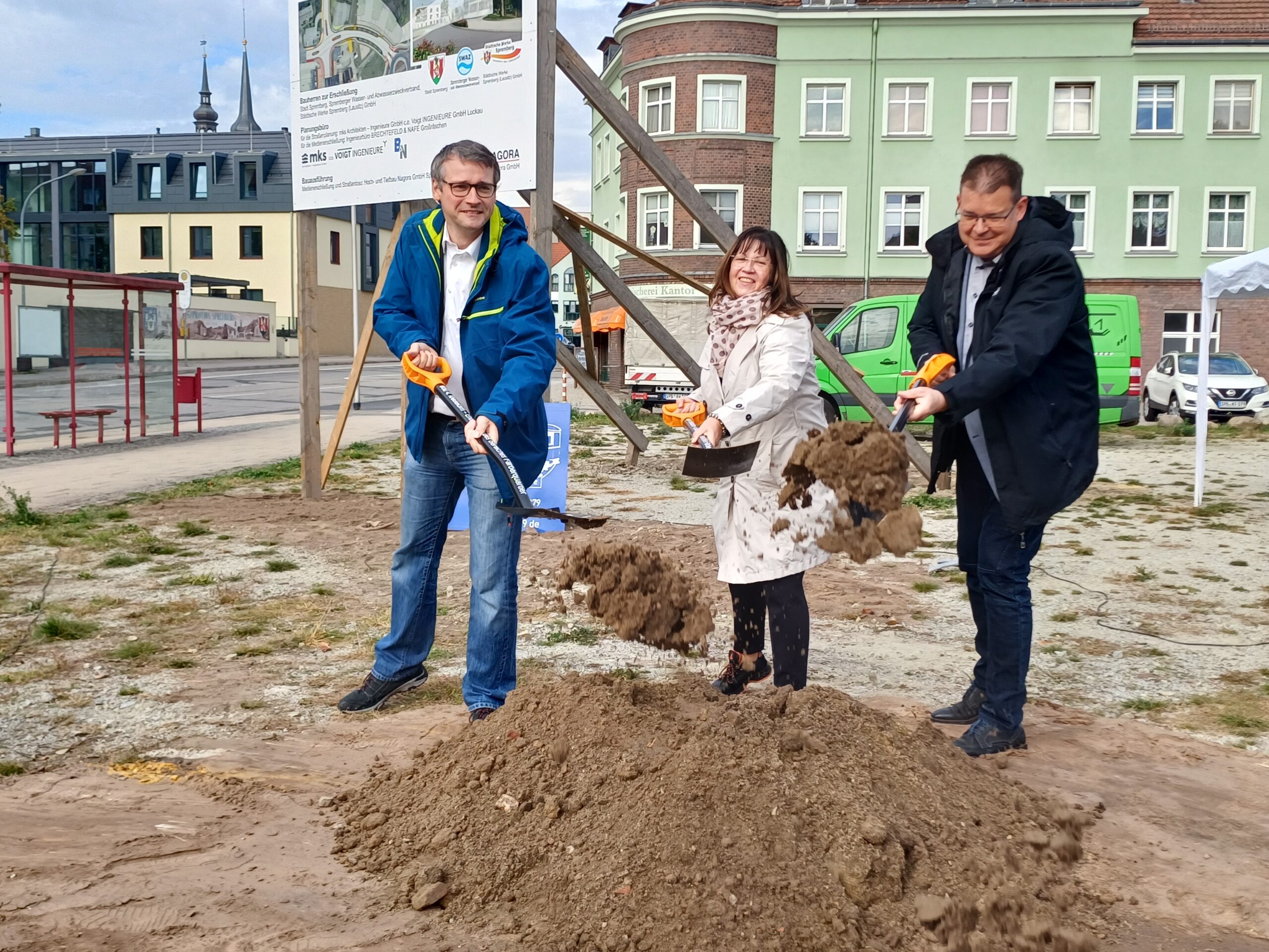 0710 Kreiselarm 1 Menschen setzen ein Spatenstich