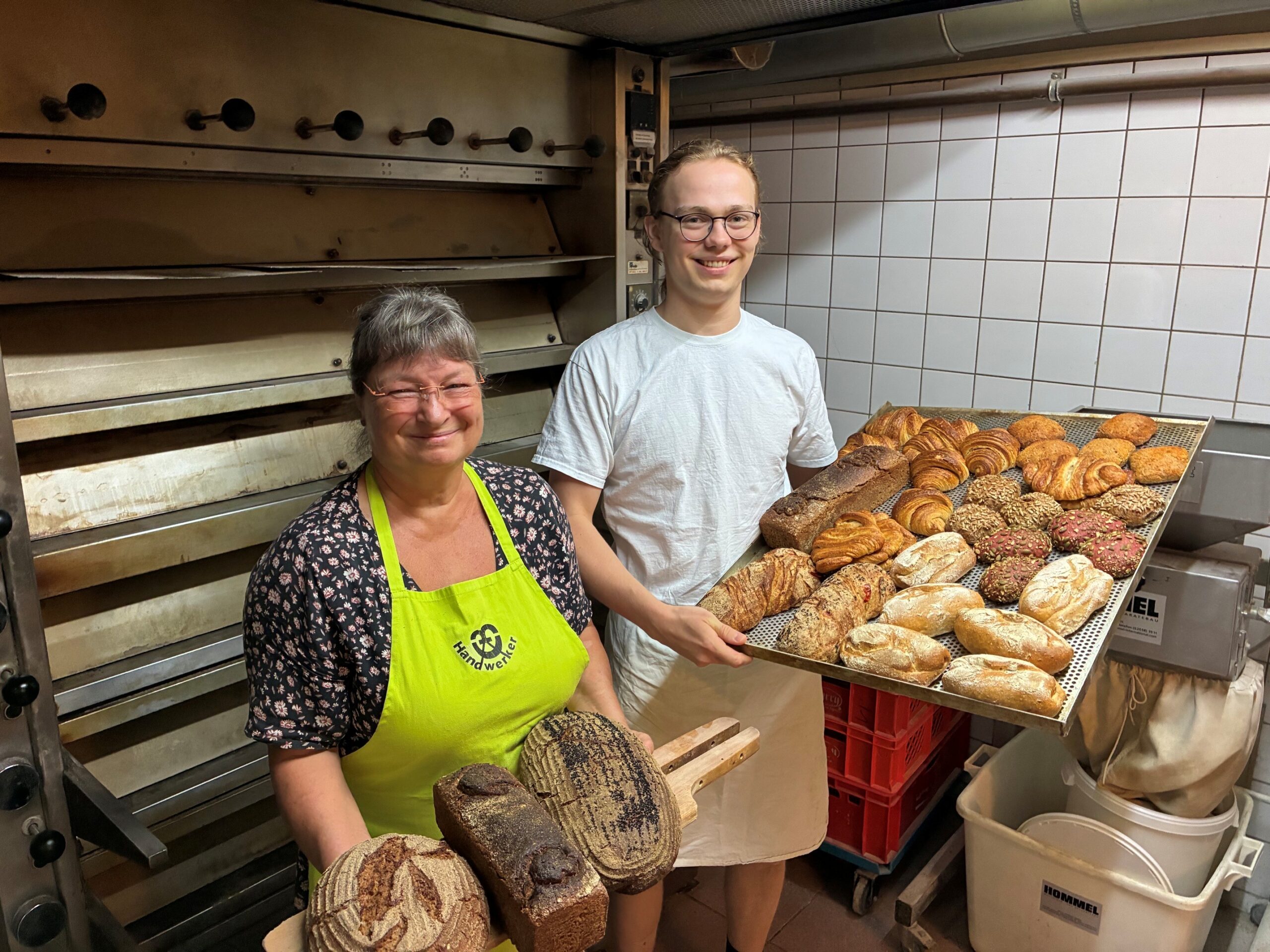 Moritz_Graf_zu_Lynar Ein Bäcker präsentiert Brötchen