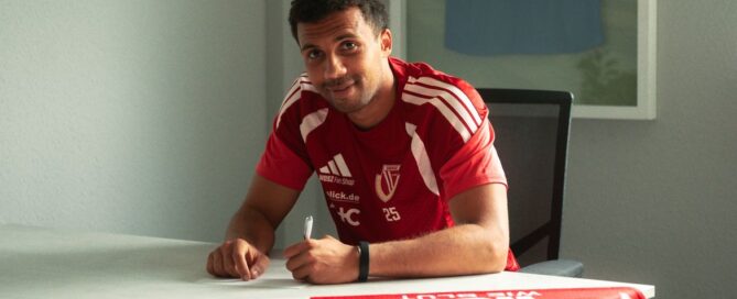 EIn Fussballspiel unterschreibt einen Vertrag