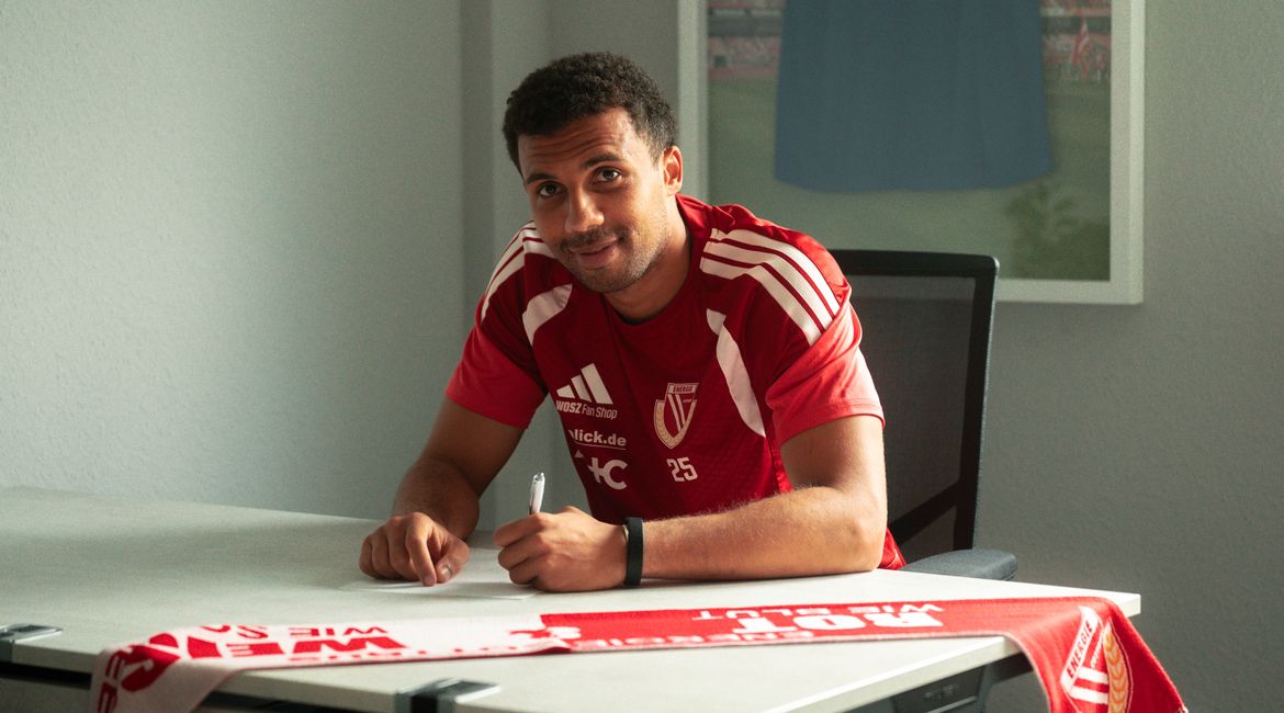 files_newsletter_presse_2026_10_14_leon_guwara_teaser EIn Fussballspiel unterschreibt einen Vertrag