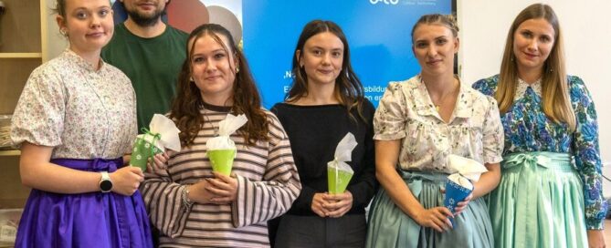 Studenten stehen nebeneinander