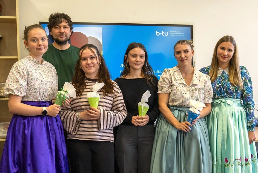 sorbische Lehramtsstudenten Studenten stehen nebeneinander